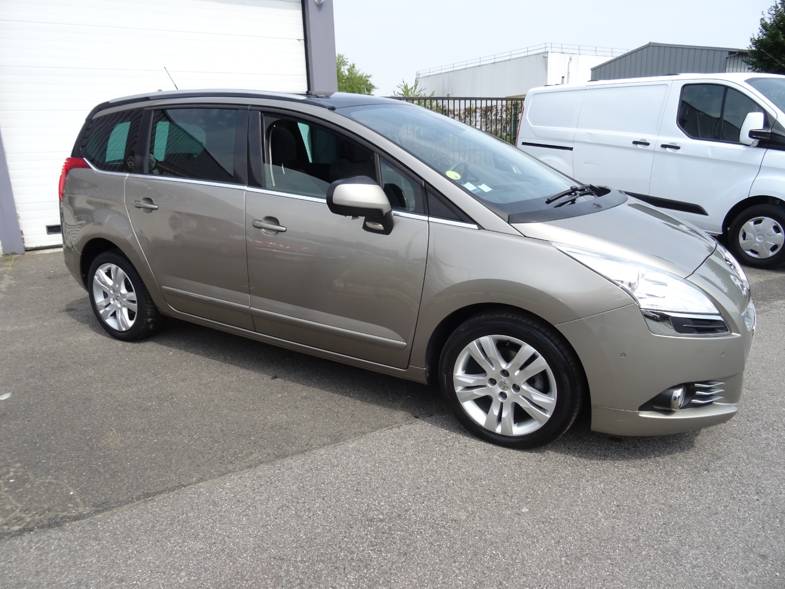 https://www.nadmadsam-autos.com/listings/peugeot-5008-1-6-hdi-115ch-bvm6-allure-5-placestoit-panno6999eu/