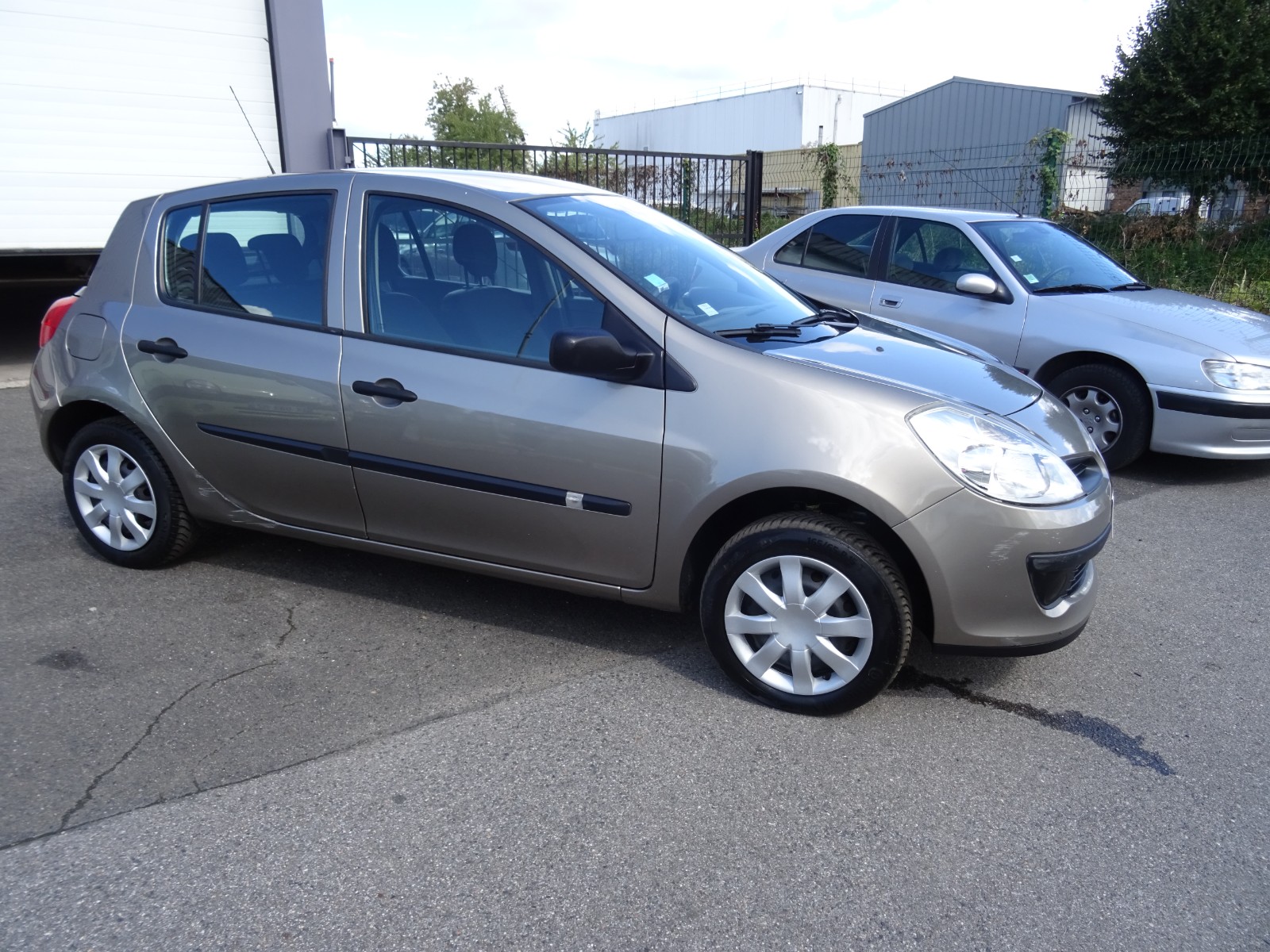 https://www.nadmadsam-autos.com/listings/renault-clio-iii-1-2-16v-75-chv-eco2-extreme-foncee-clim93572kms/